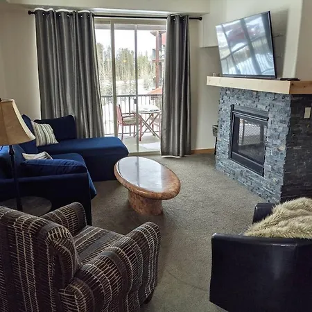 Large Winter Park Condo Overlooking Hideaway Park!